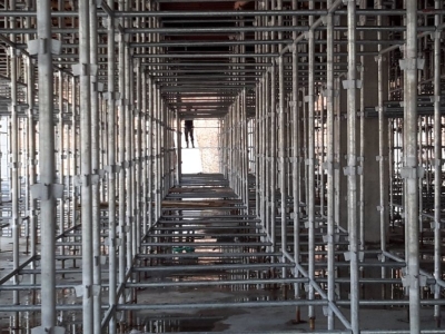 Nên mua hệ giàn giáo ringlock hay giàn giáo nêm?