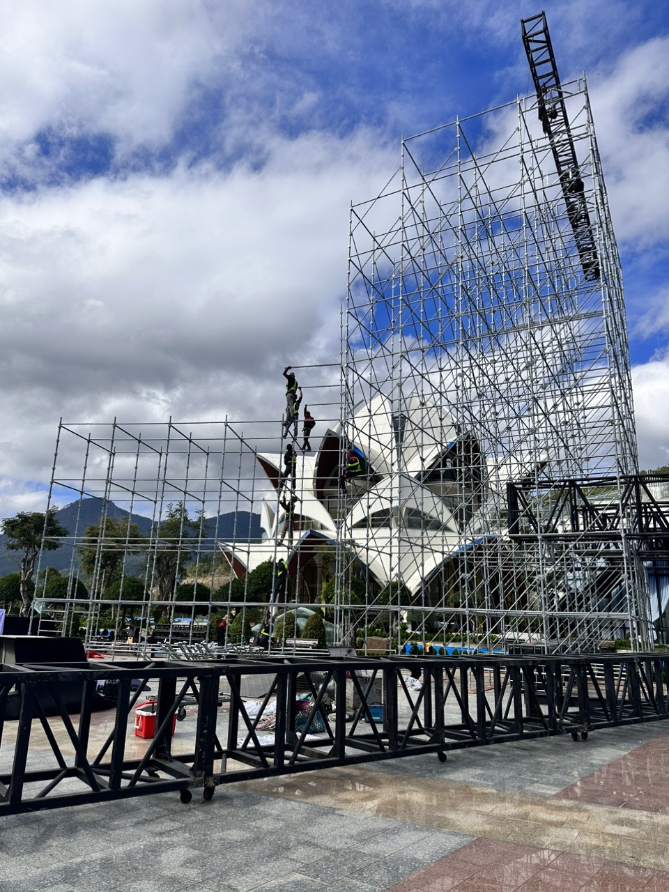 thue-gian-giao-su-kien